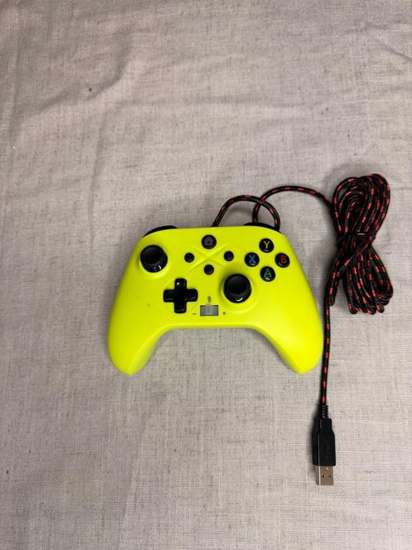 Controles genéricos (Xbox/PS5/amarillo)