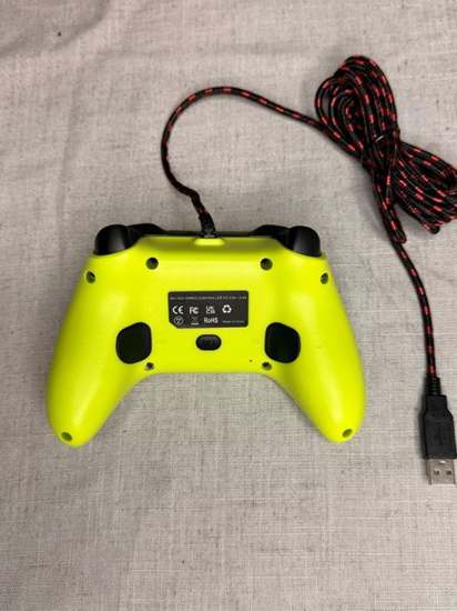 Controles genéricos (Xbox/PS5/amarillo)